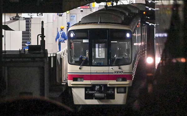 Attaque dans un train à Tokyo: 17 blessés, un suspect arrêté
