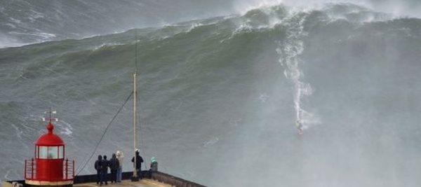 Les surfeurs de vagues géantes de retour au Portugal