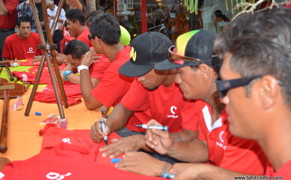 Séances de dédicace par les rameurs de l'équipe Shell-Vodafone