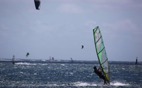 ‘Funboard’ : le coup de vent fait des heureux à Punaauia !