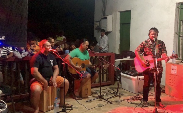 Raimana Bareille, de Pepena, offre un concert à Mangareva