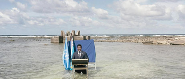 Climat: les jambes dans l'eau, un ministre des Tuvalu lance un avertissement au monde