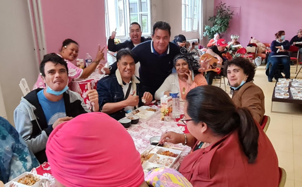 Des tāvana en visite au Rosier rouge