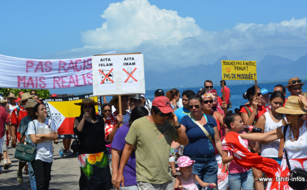 400 personnes manifestent contre le projet d'une mosquée à Tahiti