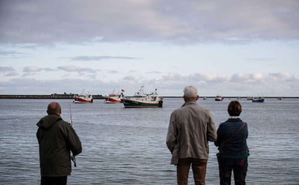 France: critiqué, le gouvernement se défend de lâcher ses pêcheurs face à Londres