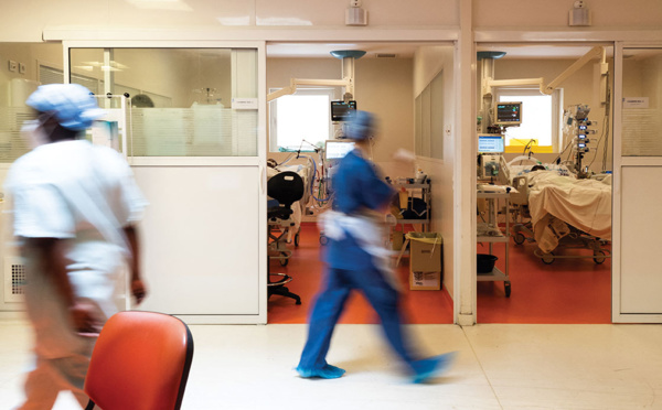 Violences en Guadeloupe: Macron appelle au calme, les élus reçus à Matignon