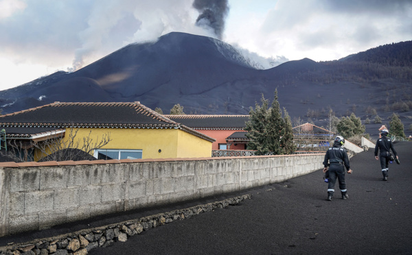 Volcan aux Canaries: 3.000 personnes confinées par crainte d'émanations toxiques