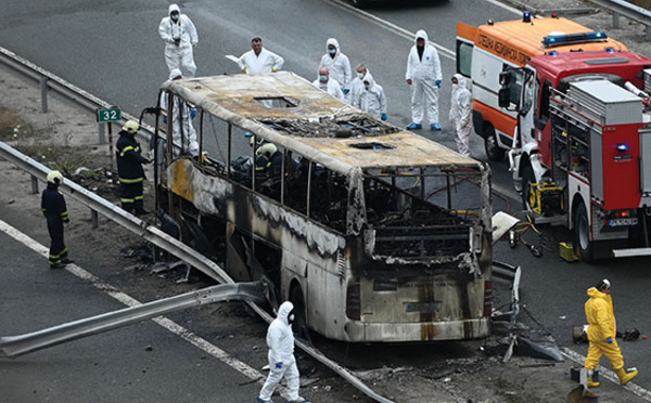 Un autocar s'embrase en Bulgarie: 46 morts, la Macédoine du Nord en deuil