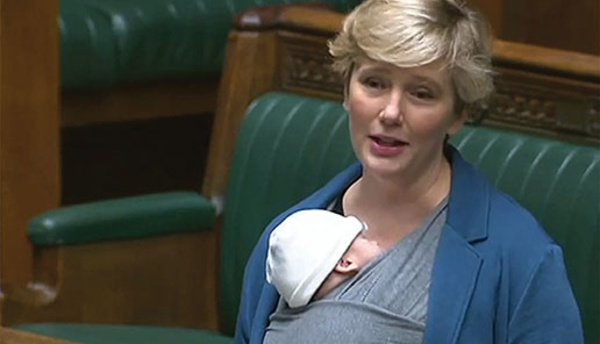 Au Parlement avec son bébé: le rappel à l'ordre d'une députée britannique crée le débat