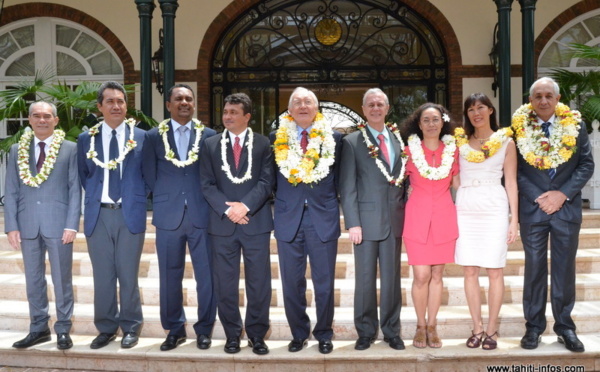 Gaston Flosse présente son nouveau gouvernement