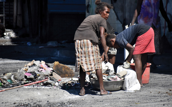 Iles Salomon: les habitants inquiets de la capitale nettoient les décombres