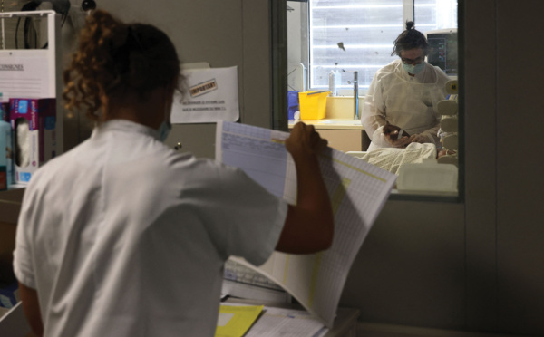 Omicron: un premier cas identifié en France, à La Réunion