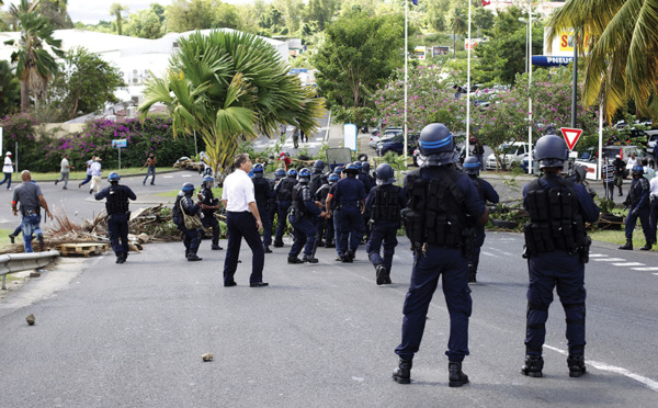 Martinique: au pont de la Lézarde, les forces de l'ordre face aux barrages