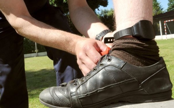 Il "coupe" son bracelet électronique et retourne en prison