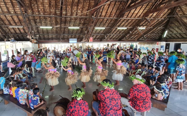 ​Le jeune Mathias reçu comme un prince à Rangiroa