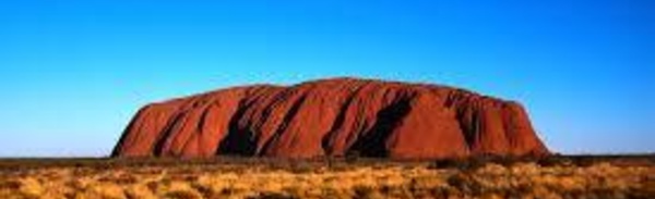 Dans le désert australien, on contemple Uluru, mais on évite d'y grimper