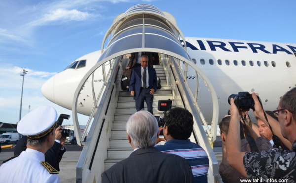 "Nous avons décidé de vous accompagner", assure Victorin Lurel dès son arrivée en Polynésie
