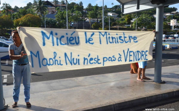 Des militants Tavini manifestent dès l’arrivée de Lurel