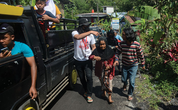 Indonésie: nouvelle éruption du volcan Semeru, les secours suspendus