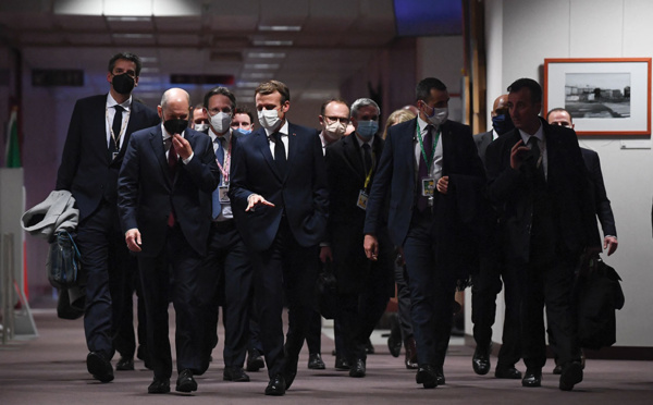 Omicron: les restrictions de voyage se multiplient, l'UE se coordonne