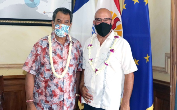 ​Un riche Américain donne une centaine de tablettes aux écoliers de Teavaro