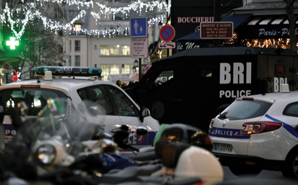 Fin d'une longue prise d'otages à Paris, le forcené interpellé, pas de blessé
