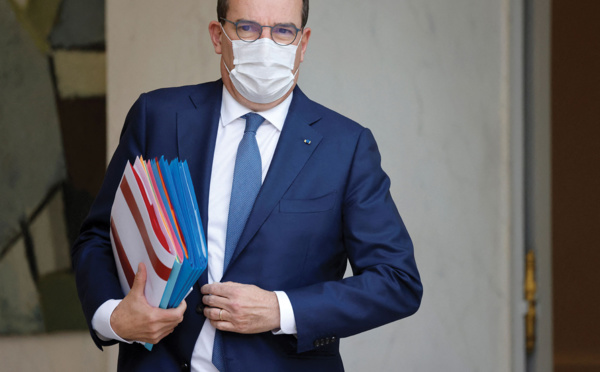 Le gouvernement accélère face à la vague Omicron déjà là