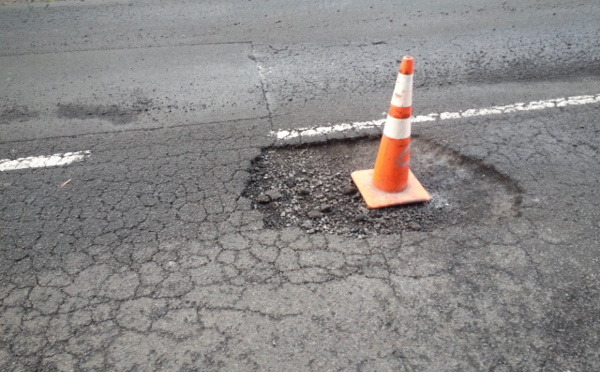 Trou dans la chaussée et crevaisons en série du coté de la grotte de Maraa