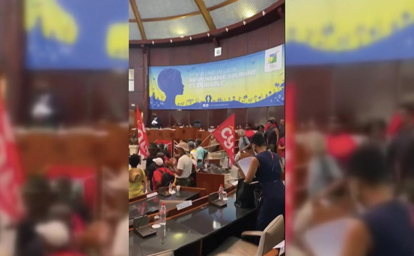 Guadeloupe: des manifestants antipass sanitaire s'installent pour la nuit au Conseil régional