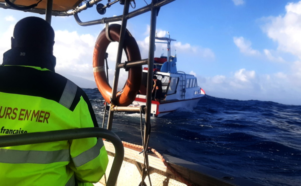 ​Sauvetage de 14 personnes sur un bonitier au large des Marquises