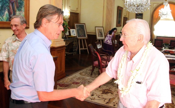 Communiqué: Gaston Flosse reçoit le Directeur Général d’Air France – KLM Amérique du Nord