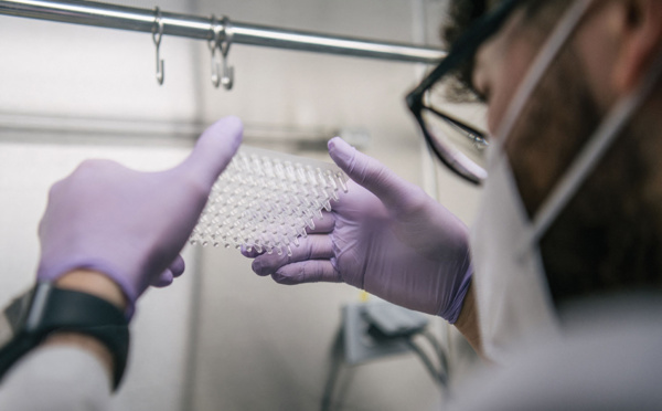 Omicron déferle, les règles d'isolement allégées pour éviter la paralysie