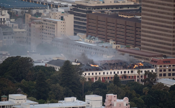 Afrique du Sud: l'incendie maîtrisé au Parlement, suspect en détention