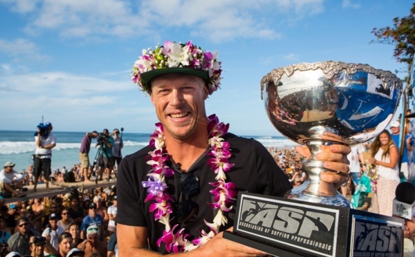 Surf- Billabong Pipe Master. Slater remporte le Pipe, Fanning est champion du monde, une deuxième victoire pour John John Florence sur la Triple Crown.