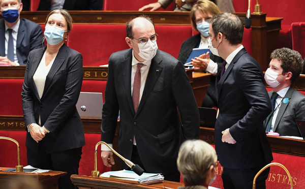 Face aux tempêtes, Castex défend Macron et le pass vaccinal