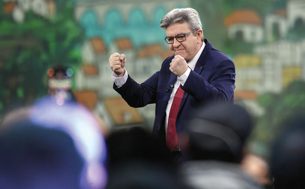 Dans un meeting immersif, Mélenchon se projette vers "les nouvelles frontières de l'humanité"