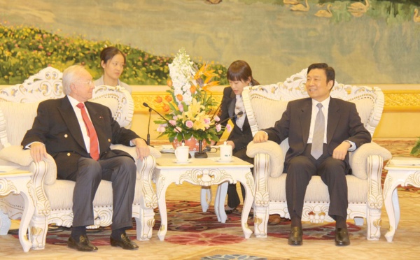 Gaston FLOSSE reçu au plus haut niveau de l’Etat par le Vice-président de la Chine