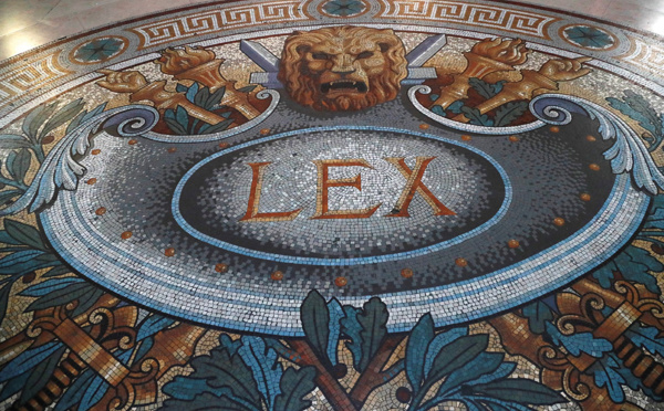 Une mère et son fils américains jugés à Paris pour de rocambolesques tentatives d'assassinat du père français