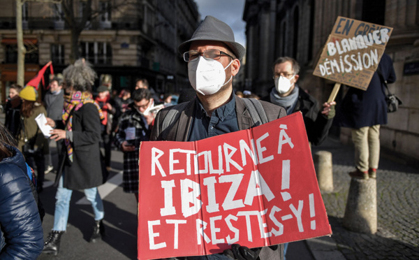 Education: peu d'enseignants grévistes, masques de plongée dans les manifs