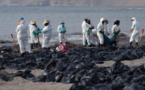Au Pérou, le désespoir des pêcheurs artisanaux face à la marée noire