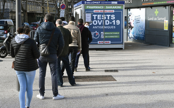 Avec Omicron, l'Europe pourrait entrevoir la fin de la pandémie