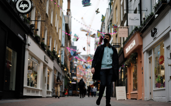 Covid-19: l'Angleterre remise masques et pass sanitaires