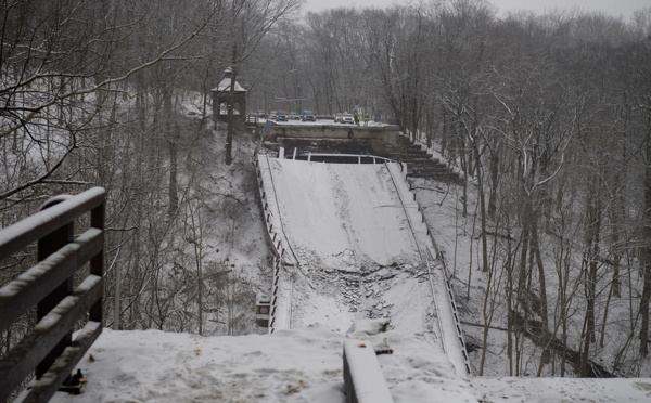 Un pont s'effondre dans une ville où Biden va parler d'infrastructures