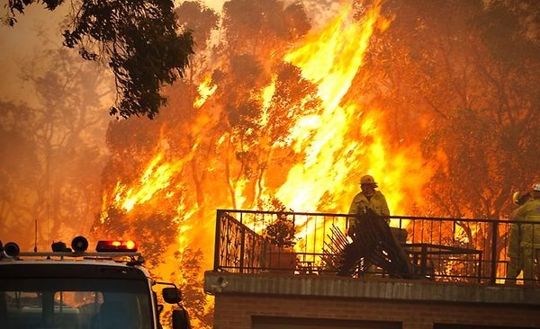 Feu de brousse dans l'ouest de l'Australie: un mort, des dizaines de maisons détruites