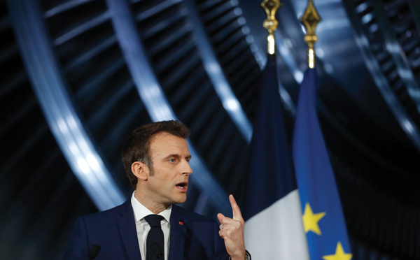 Macron accélère dans le nucléaire, plus sélectif sur les renouvelables