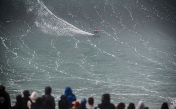 Surf de grosses vagues: Lucas Chianca dompte avec force des monstres de 15 mètres