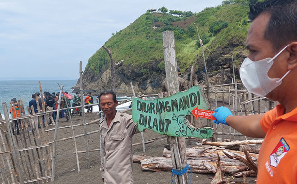 Au moins 10 Indonésiens tués par de fortes vagues en méditant sur une plage