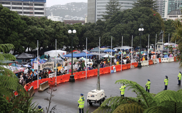 Nouvelle-Zélande: un cyclone n'a pas entamé la détermination des manifestants anti-vaccin