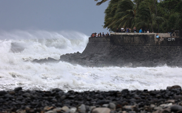 Le cyclone Emnati a frôlé La Réunion sans dégâts majeurs, l'alerte rouge levée