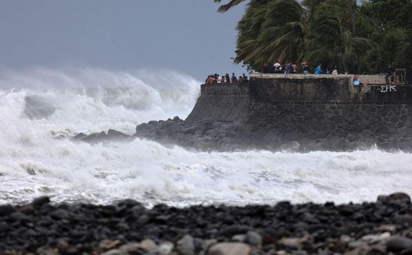 Le cyclone Emnati a frôlé La Réunion sans dégâts majeurs, l'alerte rouge levée